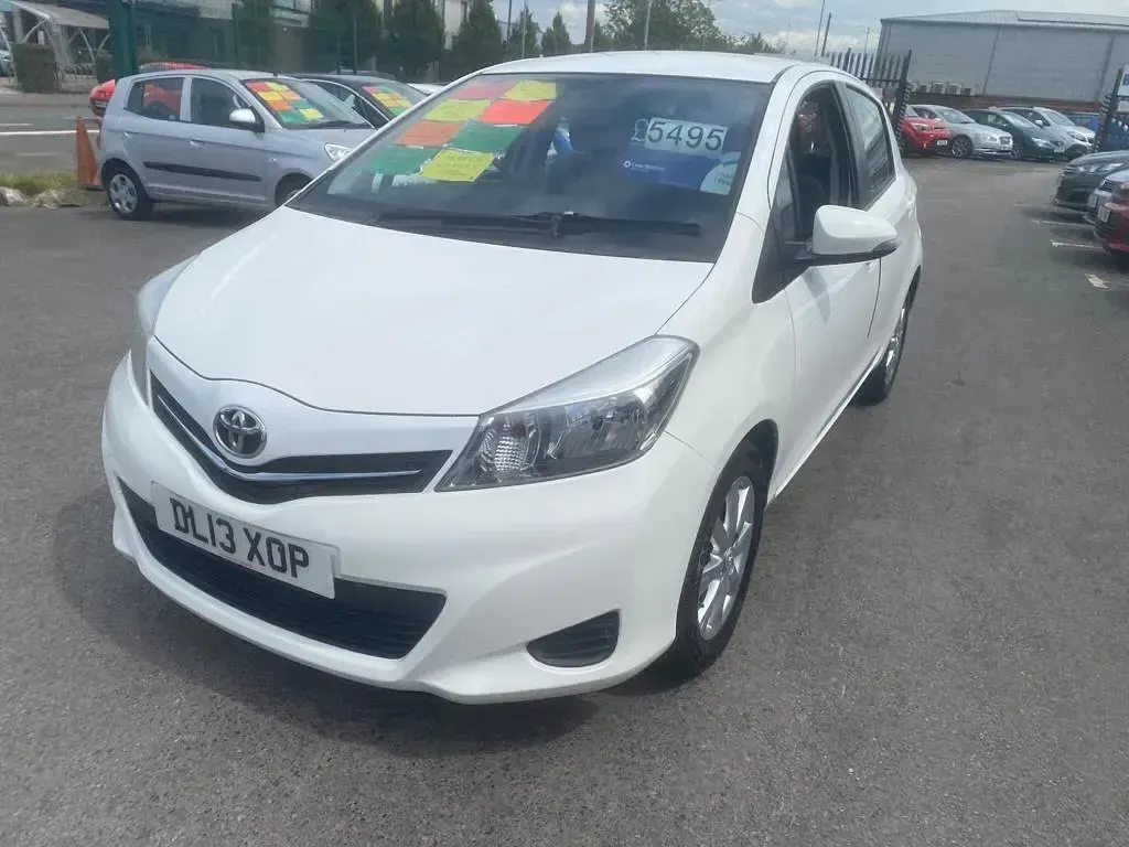 Used Toyota Yaris 99 HP (72 kW) 2013 White Hatchback