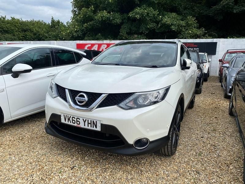 White Used 2016 Nissan Qashqai Tekna SUV | £8,699 (Fair price) - Image 1/1