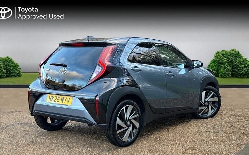 Used Toyota Aygo X 72 HP (52 kW) 2025 Persian salt bitone SUV