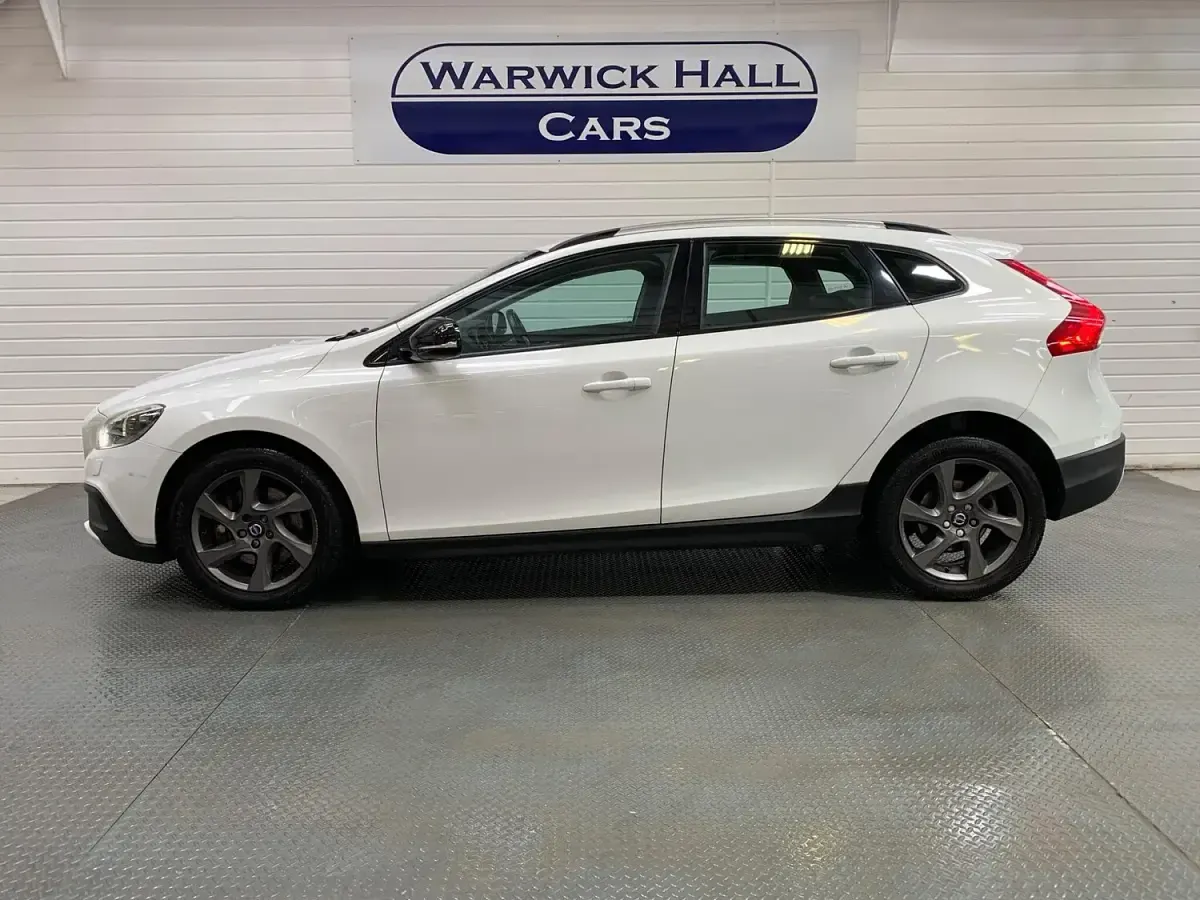 Used Volvo V40 2016 White Hatchback