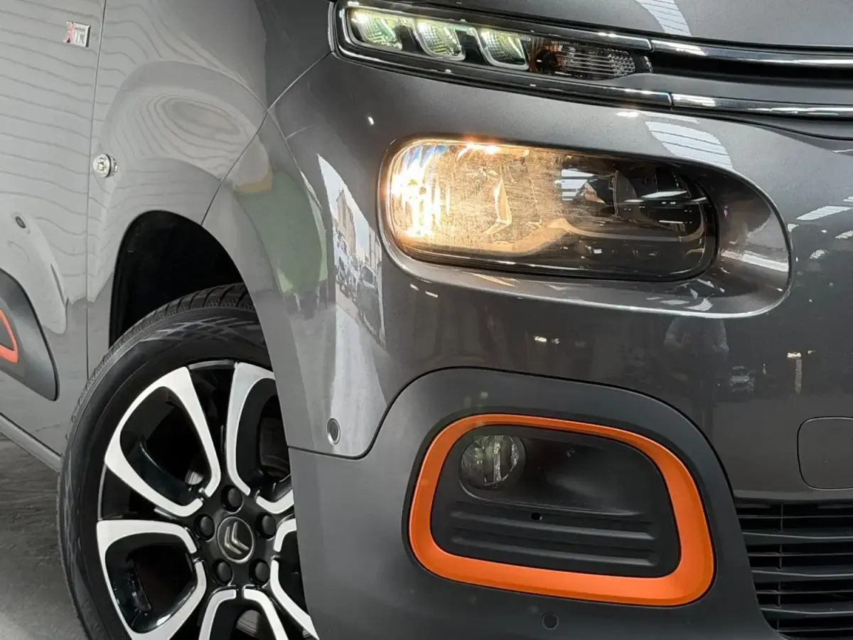 Usado Citroën Berlingo XTR 131 CV (96 kW) 2022 Gris Monovolumen