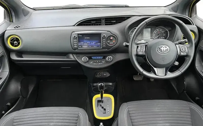 Used Toyota Yaris Edition 101 HP (74 kW) 2017 Yellow Hatchback