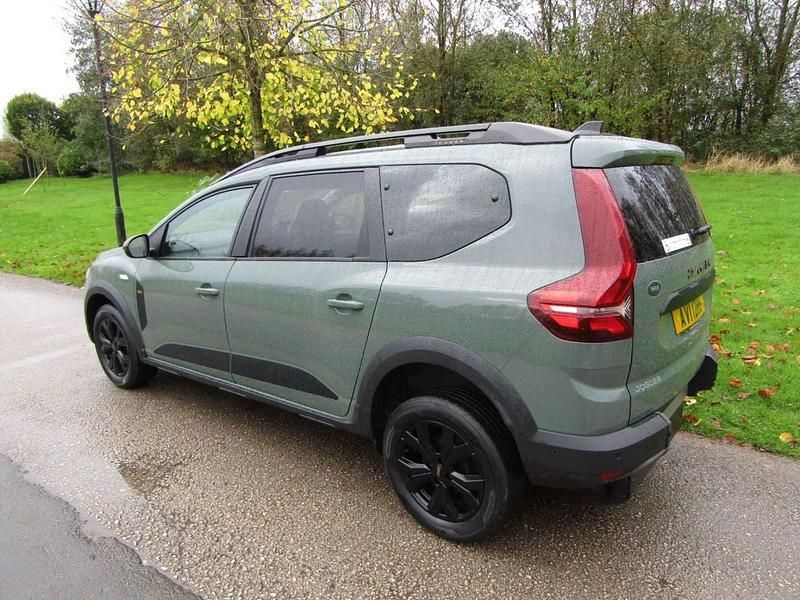 Used Dacia Jogger Extreme 109 HP (80 kW) 2023 Green MPV