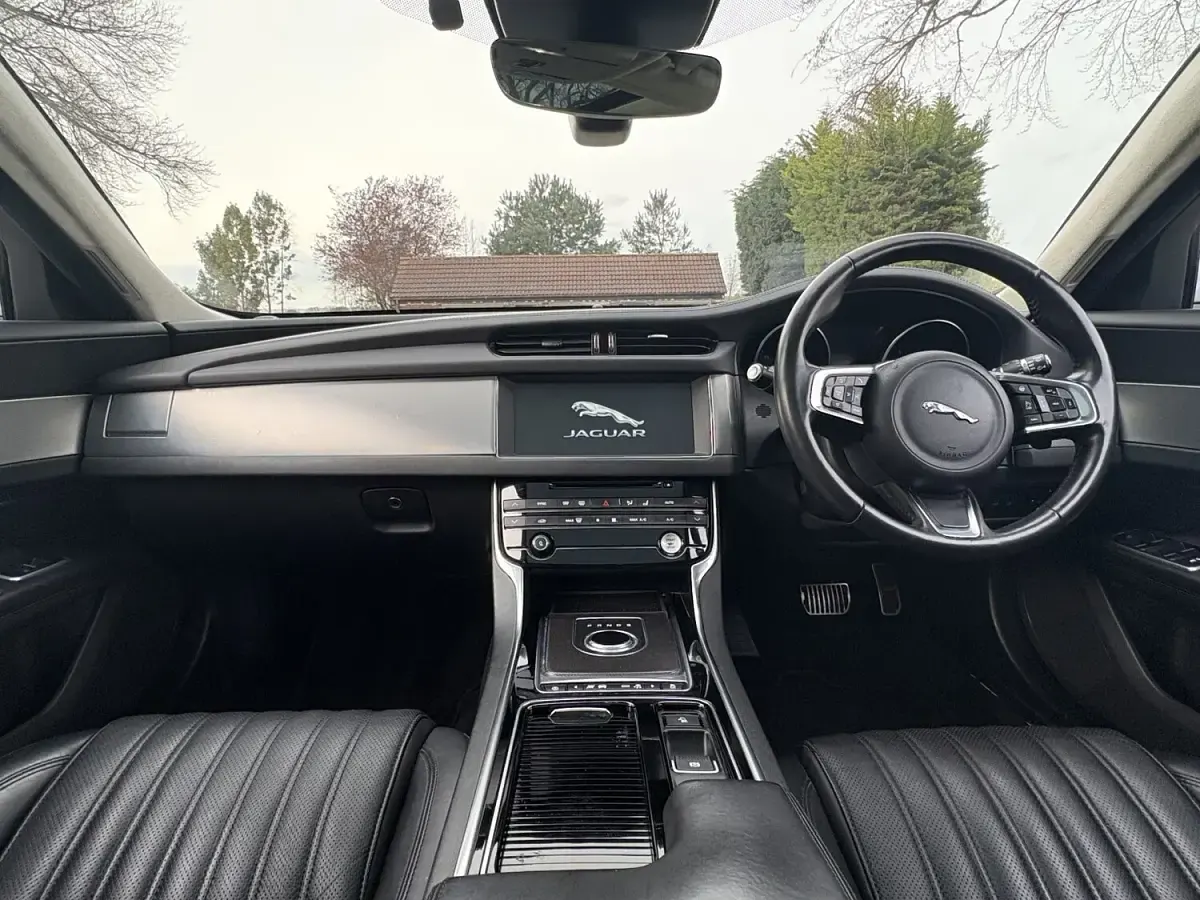 Used Jaguar XF Portfolio 300 HP (220 kW) 2018 Silver Estate