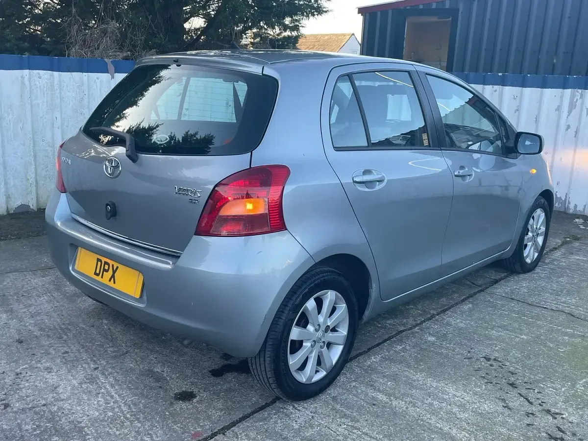 Used Toyota Yaris 85 HP (62 kW) 2008 Silver Hatchback