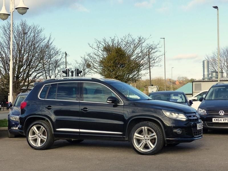Deep black pearl Used 2013 VW Tiguan R-line SUV | £7,490 (Fair price) - Image 1/2
