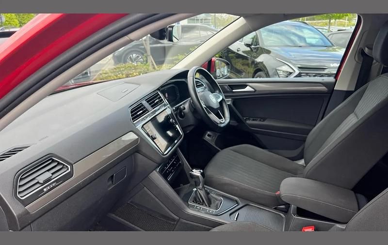 Second-hand VW Tiguan Allspace Life 150 CP (110 kW) 2023 Roșu SUV