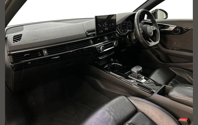 Second-hand Audi A4 Black Edition 200 CP (147 kW) 2022 Albastru Break