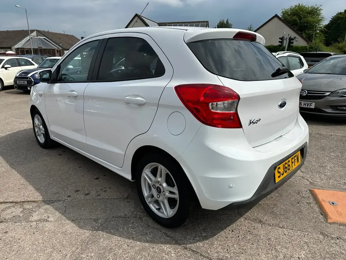 Used Ford Ka Plus Zetec 85 HP (62 kW) 2016 White Hatchback