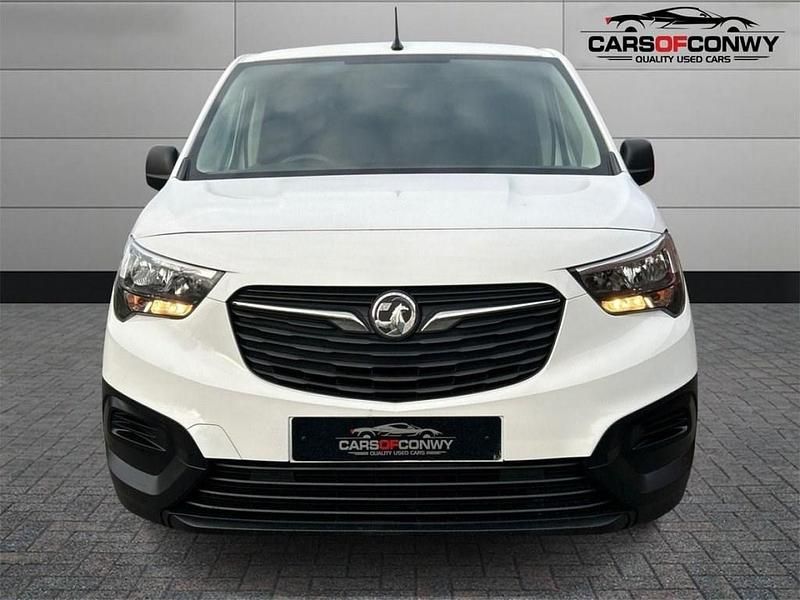 Second-hand Vauxhall Combo Edition 100 CP (73 kW) 2021 Alb Van