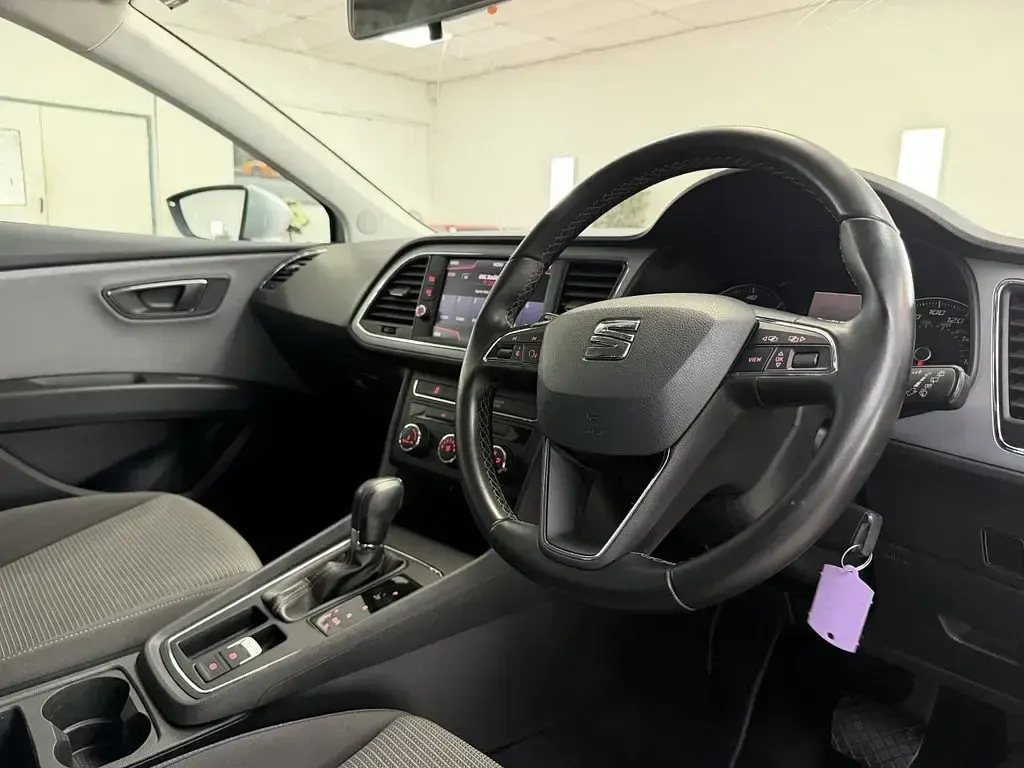Used Seat Leon SE Dynamic 115 HP (84 kW) 2018 Silver Estate