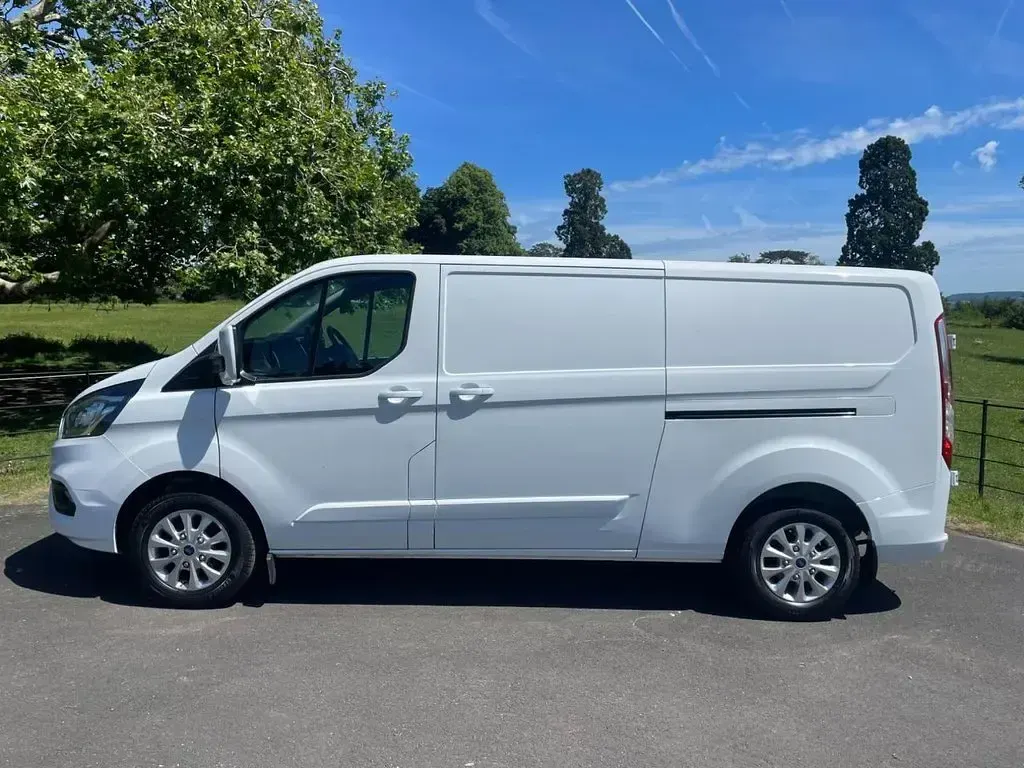 Used Ford Transit Custom Limited 130 HP (95 kW) 2022 White Van
