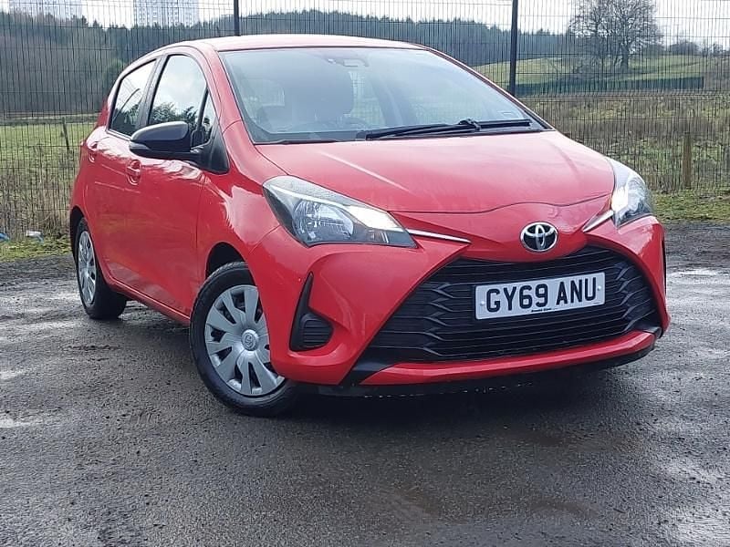 Used Toyota Yaris Active 72 HP (52 kW) 2019 Red Hatchback