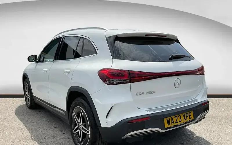 Käytetty Mercedes EQA250+ AMG line 139 kW (190 HP) 2023 Valkoinen Katumaasturi