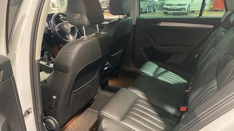 Used Skoda Superb SE L Executive 150 HP (110 kW) 2018 White Estate