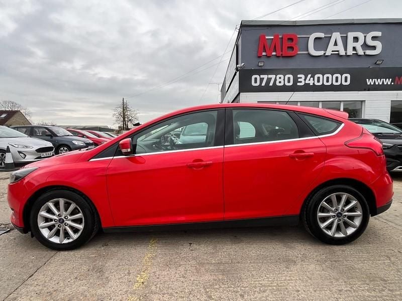 Used Ford Focus Titanium 115 HP (84 kW) 2015 Red Hatchback