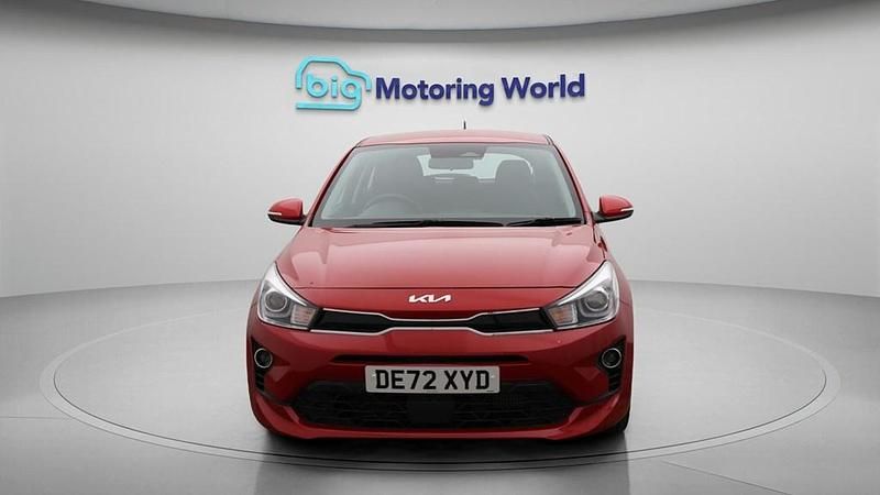 Begagnad Kia Rio 99 HK (72 kW) 2022 Röd Halvkombi