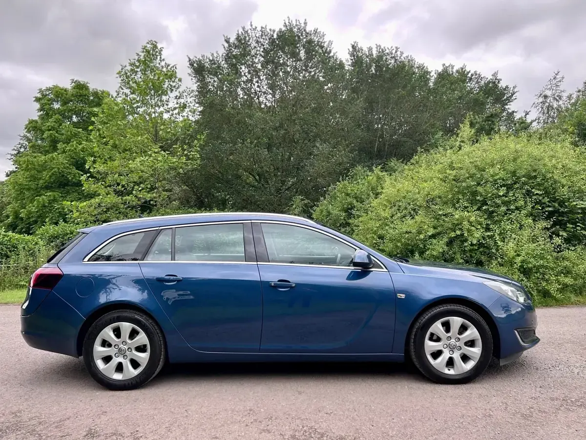 Used Vauxhall Insignia 136 HP (100 kW) 2016 Blue Estate