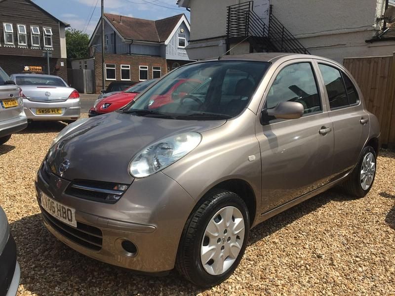 Usado Nissan Micra SE 79 HP (58 kW) 2006 Bege Citadino