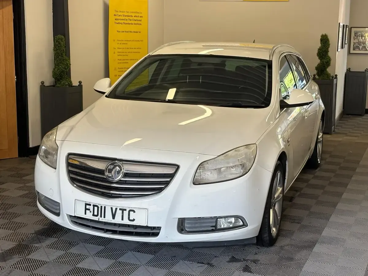 Used Vauxhall Insignia SRi 160 HP (117 kW) 2011 White Estate
