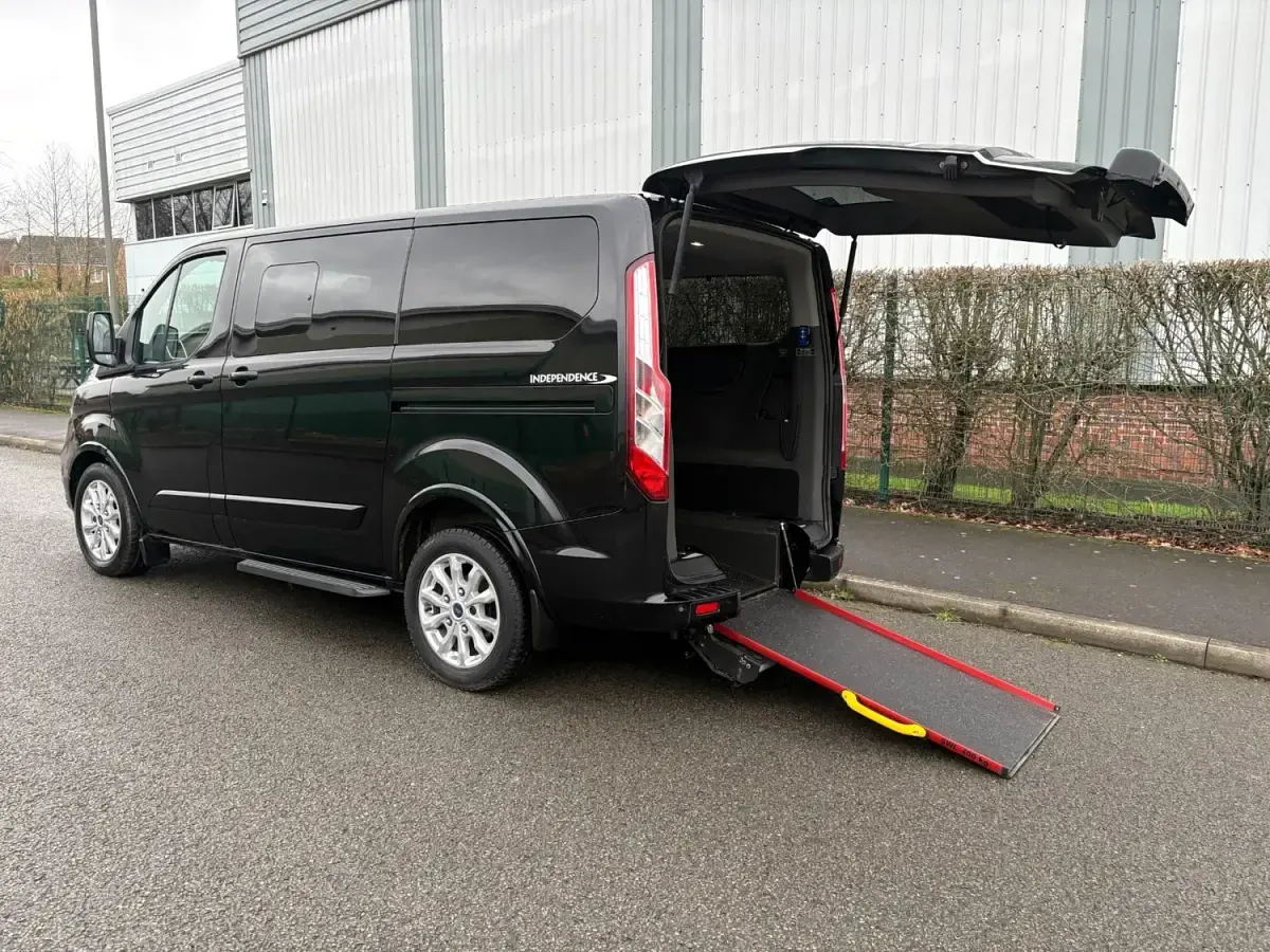 Usado Ford Tourneo Titanium 130 CV (95 kW) 2021 Negro Monovolumen
