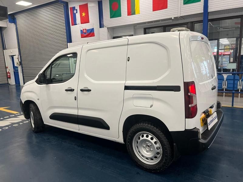Used Peugeot Partner 75 HP (55 kW) 2019 White MPV