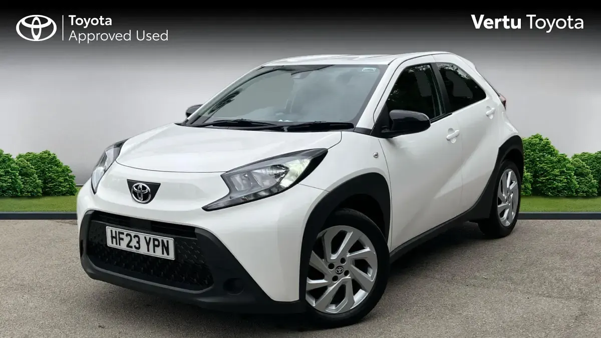 Used Toyota Aygo X PURE 72 HP (52 kW) 2023 Pure white (solid paint) SUV