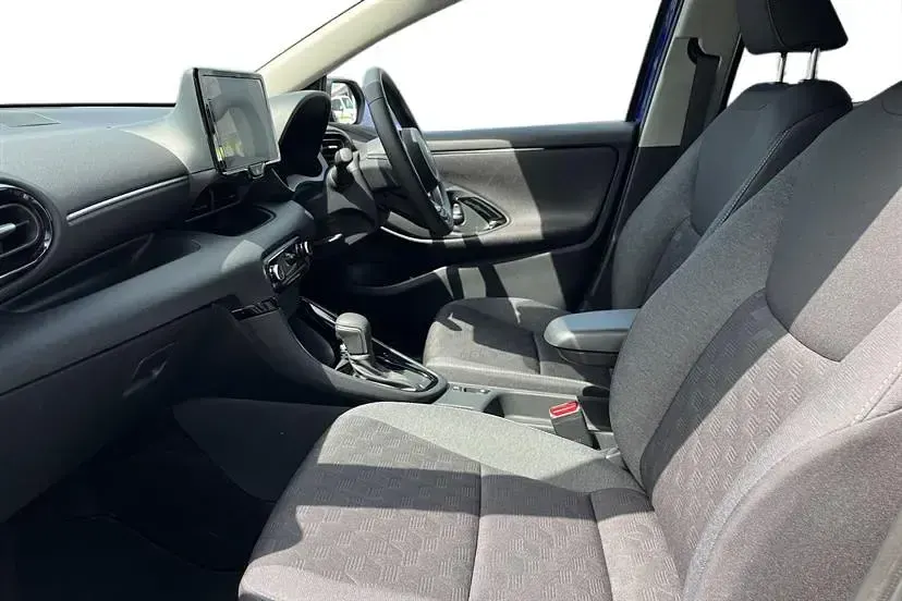 Used Toyota Yaris Hybrid Design 116 HP (85 kW) 2025 Blue Hatchback