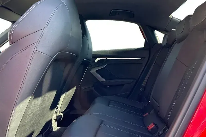 Begagnad Audi A3 S-Line 150 HK (110 kW) 2024 Röd Sedan