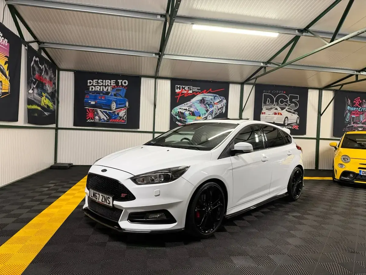 Used Ford Focus ST 250 HP (183 kW) 2017 White Hatchback