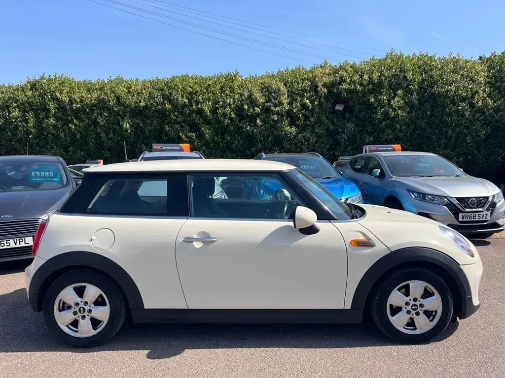 Begagnad Mini ONE Hatch 102 HK (75 kW) 2017 Vit Halvkombi