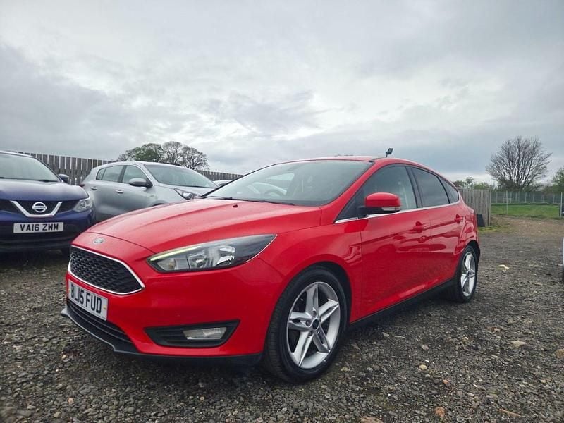 Usado Ford Focus Zetec 125 HP (91 kW) 2015 Vermelho Citadino