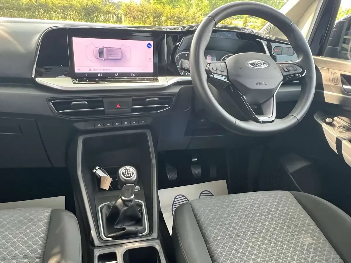 Begagnad Ford Tourneo Connect Titanium 122 HK (89 kW) 2023 Svart Minibuss