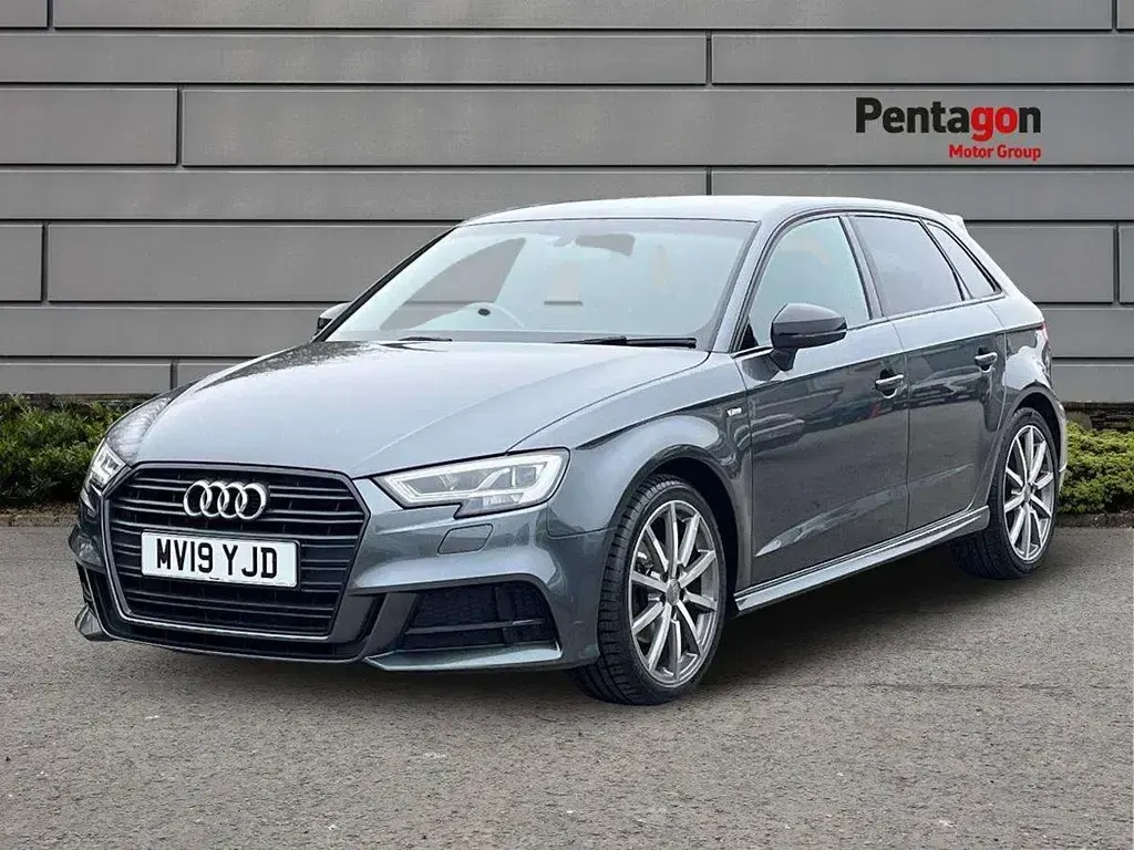 Usado Audi A3 Black Edition 113 HP (83 kW) 2019 Cinzento Sedan