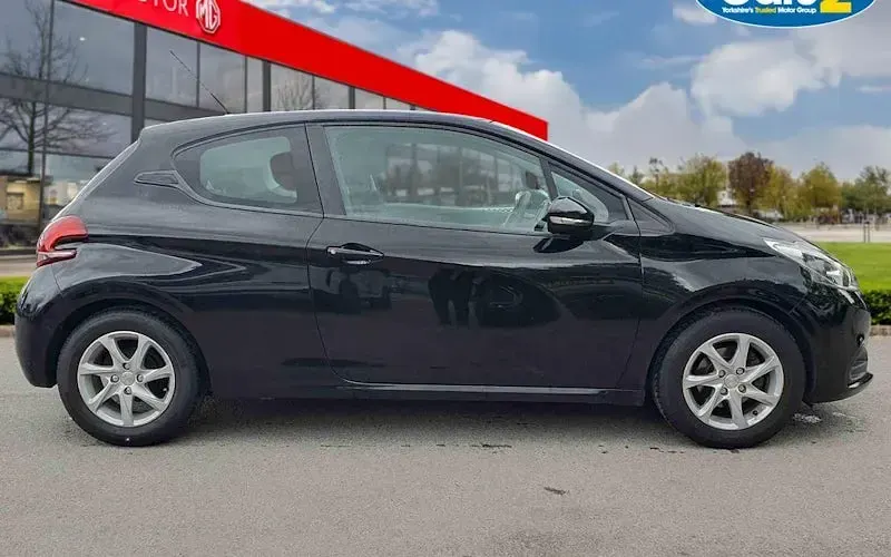 Used Peugeot 208 Active 82 HP (60 kW) 2016 Black Hatchback