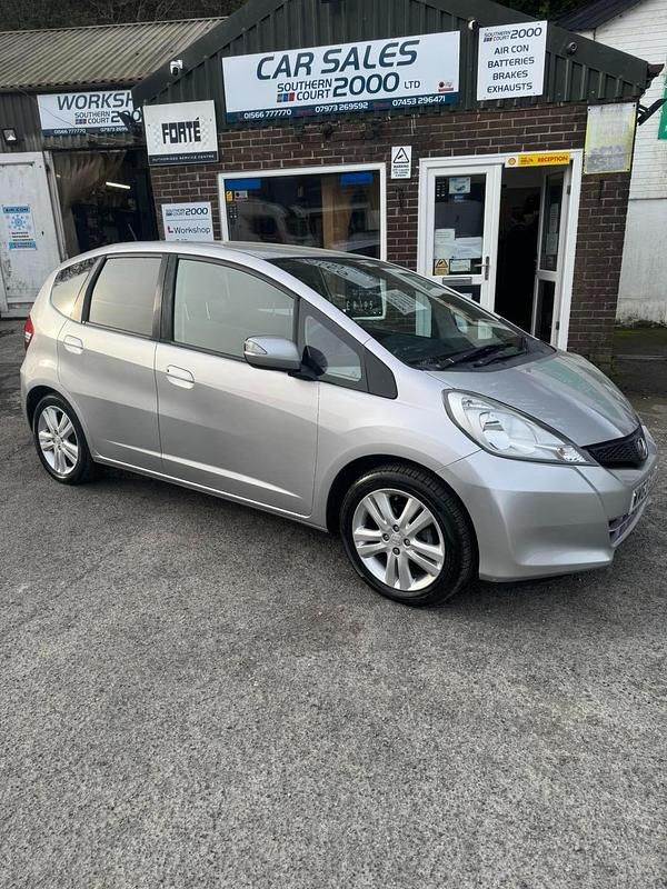 Begagnad Honda Jazz ES 99 HK (72 kW) 2013 Silver Halvkombi