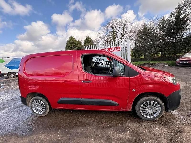 Used Citroën Berlingo 75 HP (55 kW) 2019 Red MPV