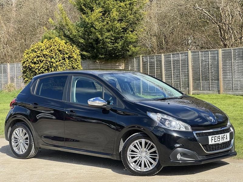 Used Peugeot 208 Signature Sky 82 HP (60 kW) 2019 Black Hatchback