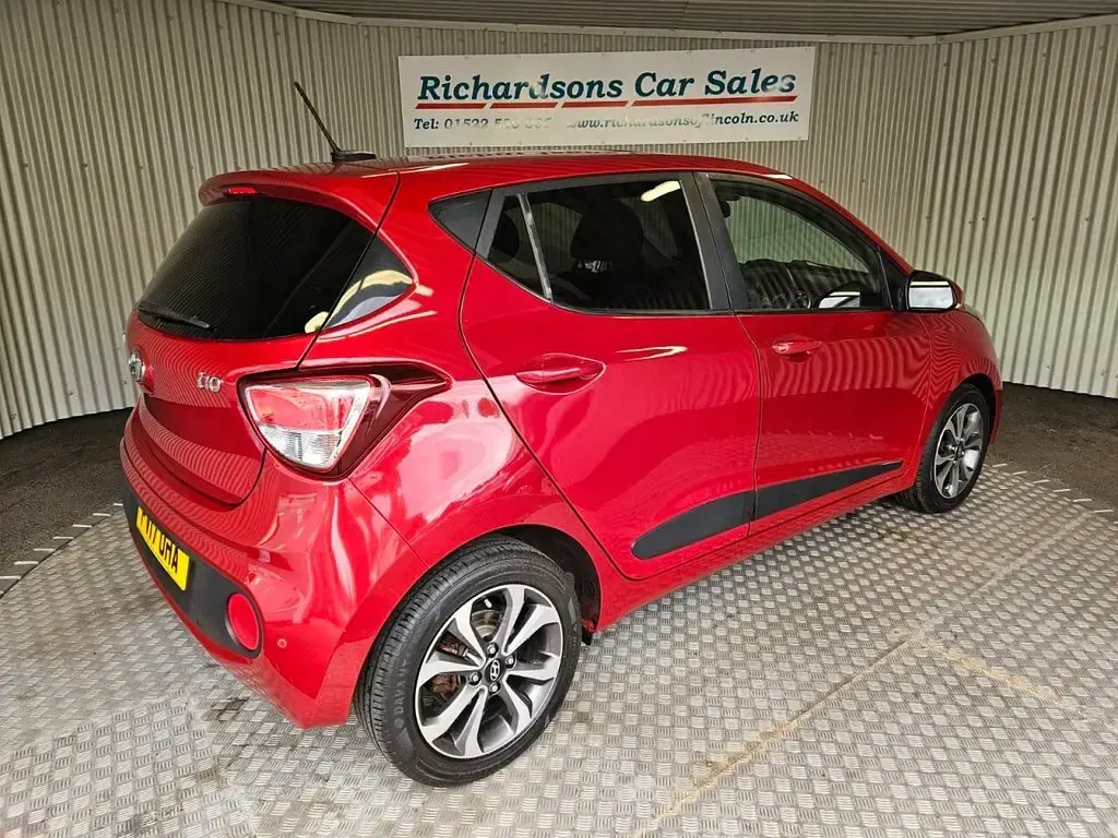Used Hyundai i10 Premium SE 87 HP (63 kW) 2017 Red Hatchback