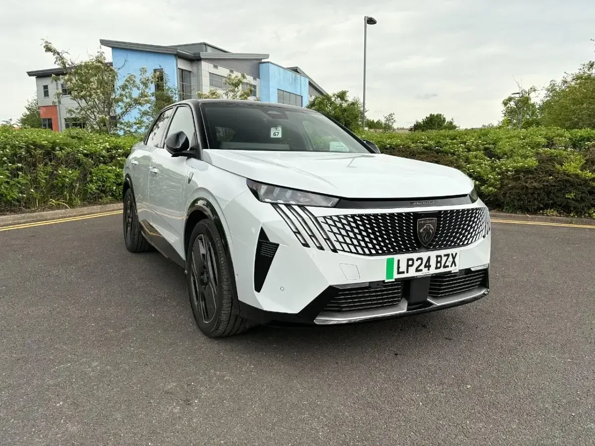 Usado Peugeot e-3008 GT 152 kW (207 CV) 2024 Blanco SUV