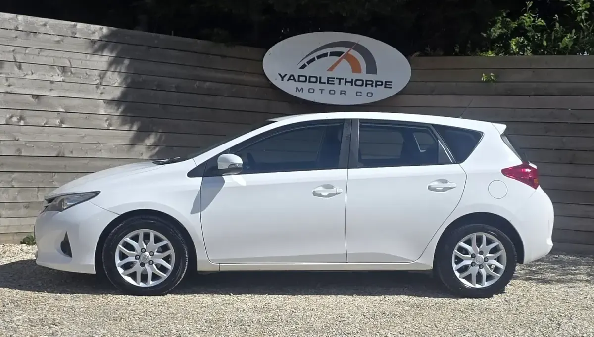 Used Toyota Auris Active 2014 White Hatchback
