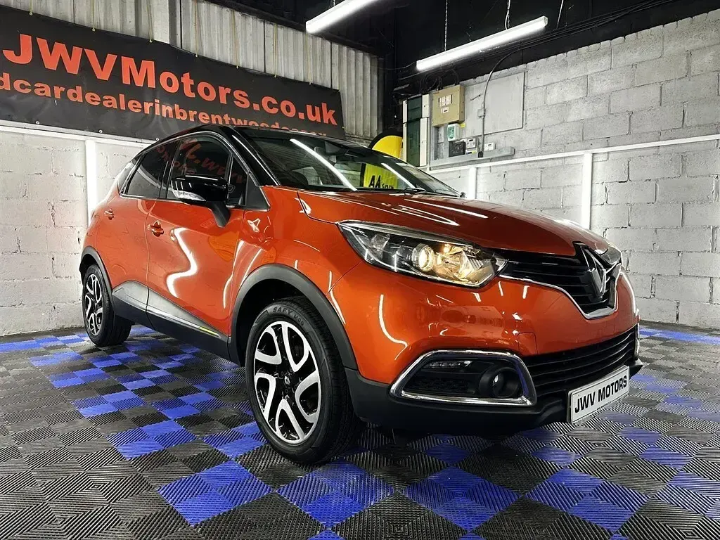 Used Renault Captur Dynamique 90 HP (66 kW) 2016 Orange/black SUV