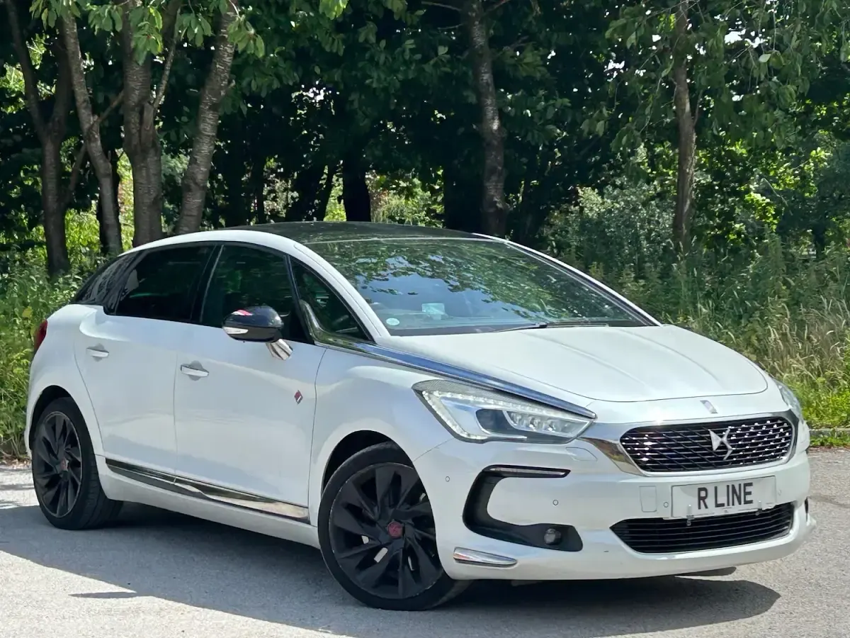 Used DS Automobiles DS5 Performance 180 HP (132 kW) 2017 White Hatchback