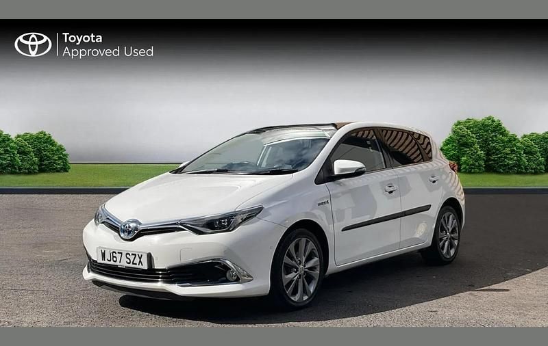 Used Toyota Auris Hybrid 136 HP (100 kW) 2017 Pure white Hatchback