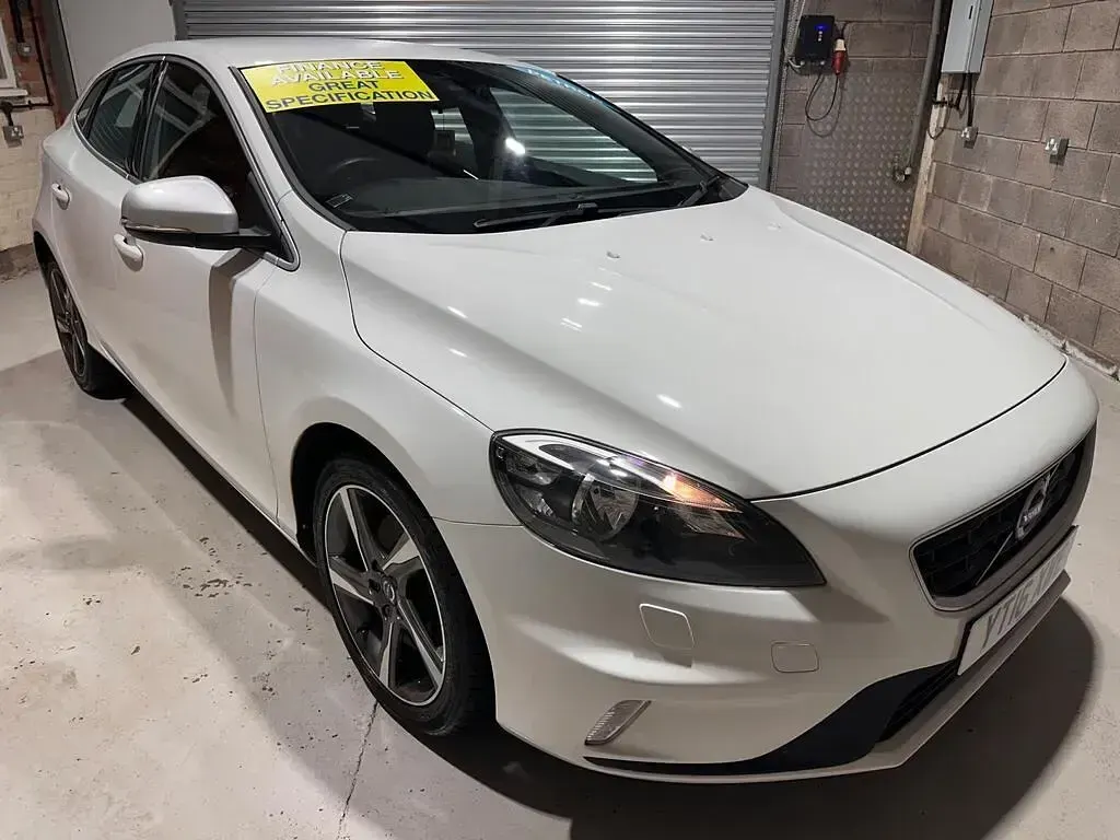 Used Volvo V40 R-Design 122 HP (89 kW) 2016 White Hatchback