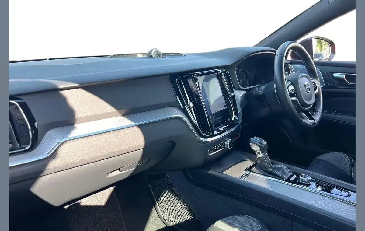 Used Volvo S60 R-Design 250 HP (183 kW) 2019 Red Sedan