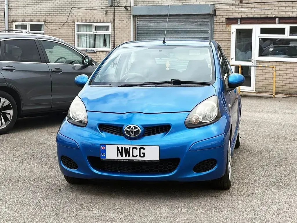 Used Toyota Aygo 67 HP (49 kW) 2010 Blue Hatchback