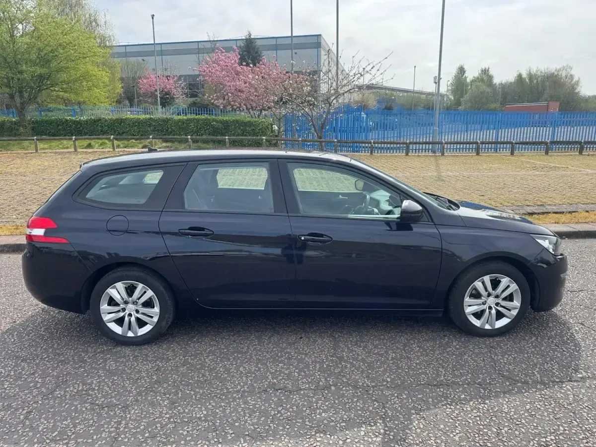 Used Peugeot 308 Active 130 HP (95 kW) 2015 Blue Estate