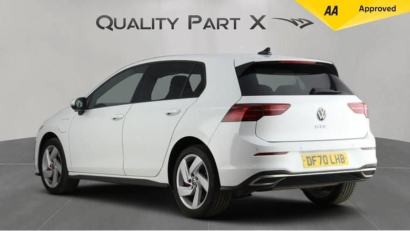 Begagnad VW Golf VII GTE 204 HK (150 kW) 2020 Vit Halvkombi