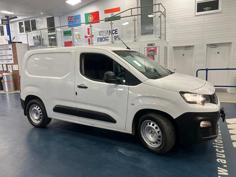 Used Peugeot Partner 75 HP (55 kW) 2019 White MPV